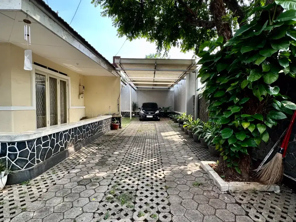 RUMAH ASRI DENGAN HALAMAN LUAS CILANDAK, JAKARTA SELATAN