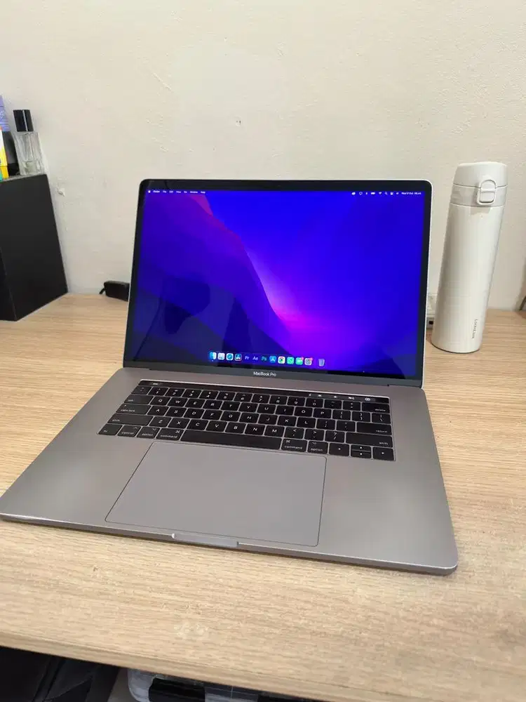 Macbook Pro 15 inch 2016 Touchbar Grey (Like New)