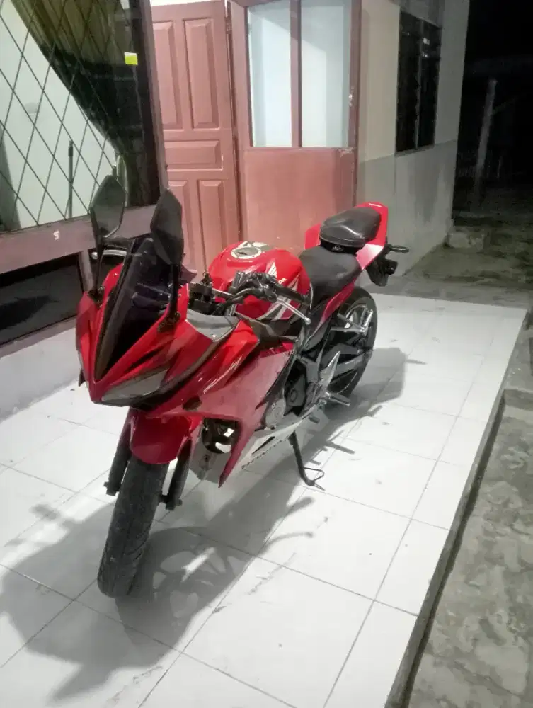 Di jual motor CBR 150R tahun 2016 SS lengkap ( hidup )