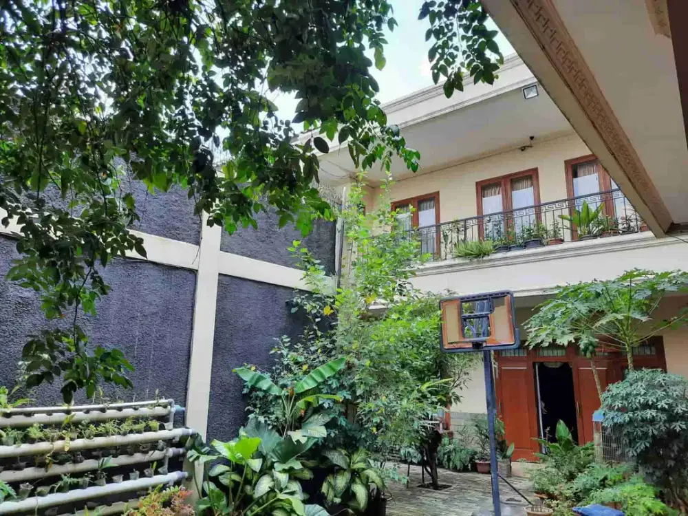 Rumah besar siap huni 2 lantai di Cinere, Depok