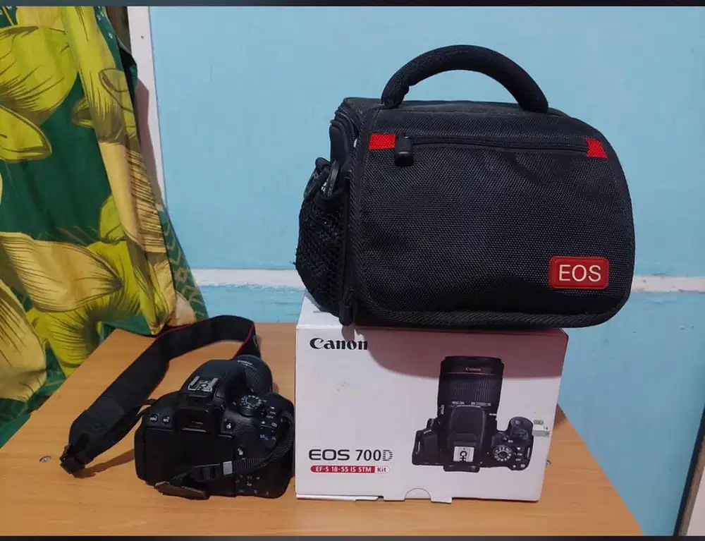 Camera CANNON EOS700D