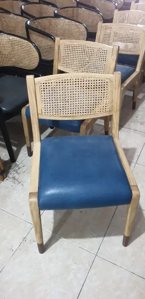 Tukang pasang jok kursi