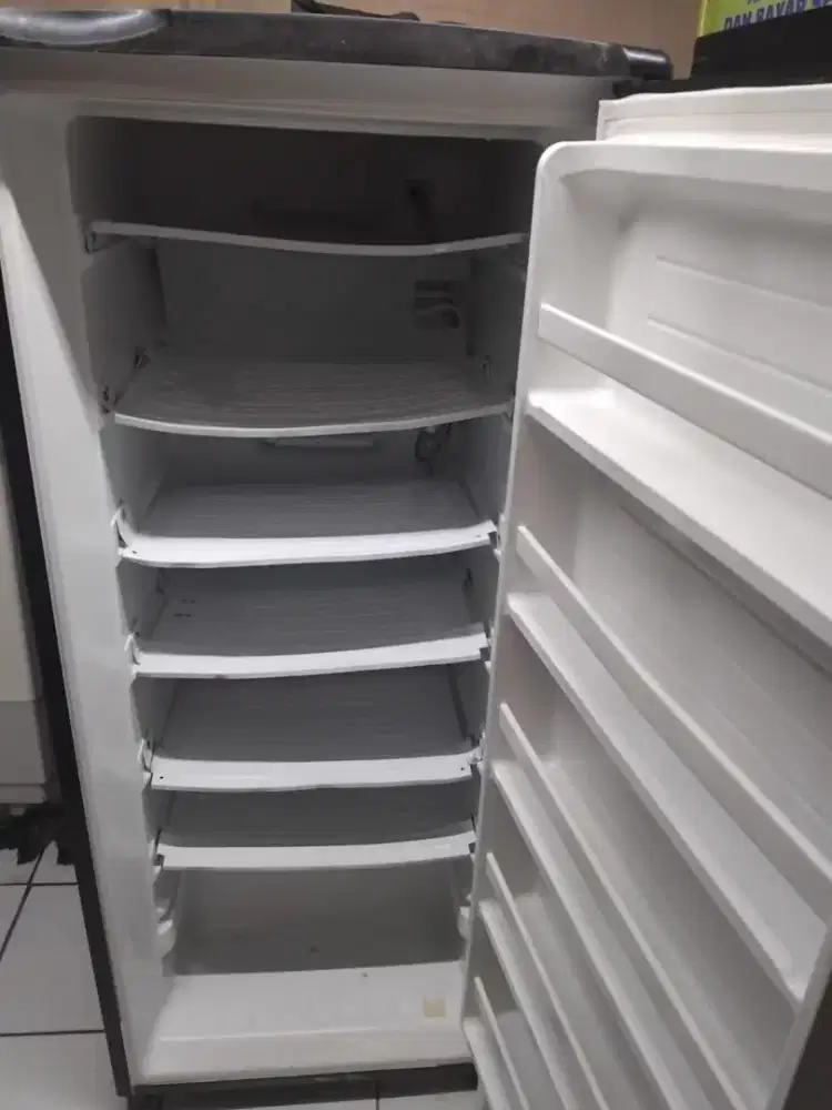 Di jual freezer rak merk AQUA 6 tahap
