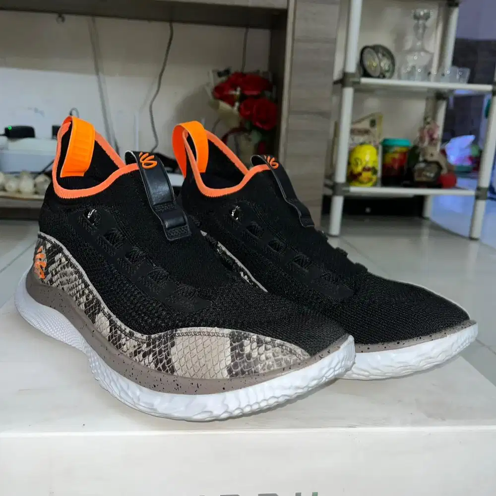 Sepatu Basket Under Armour Curry 8