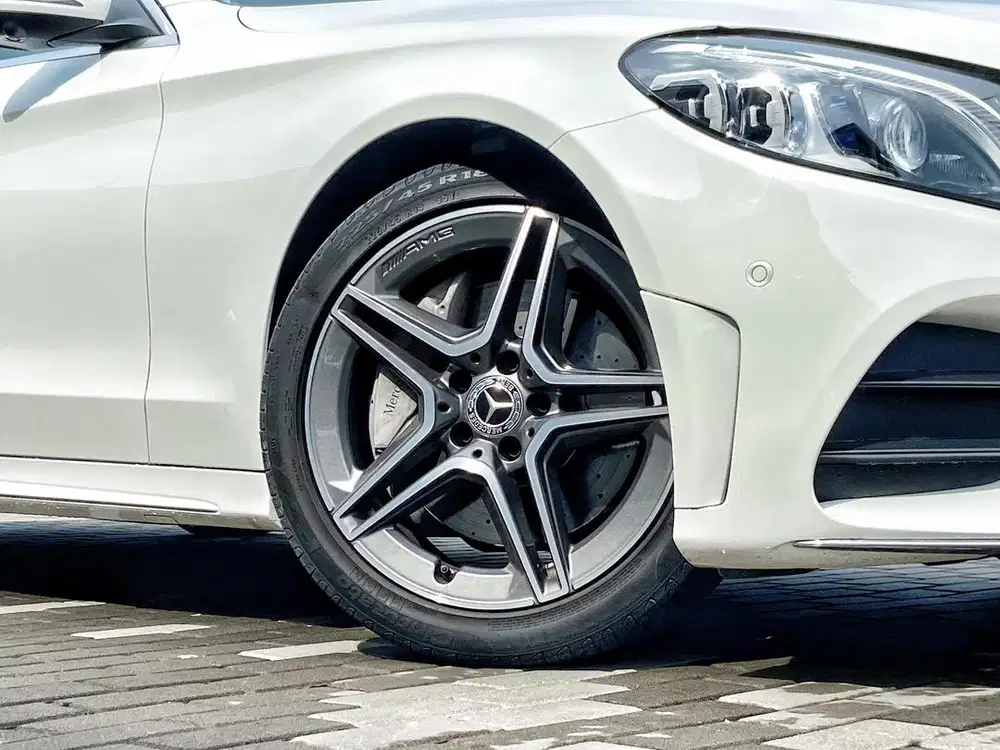 Mercy C300 2.0 AMG AT Facelift Sunroft Warna Putih Tahun 2019