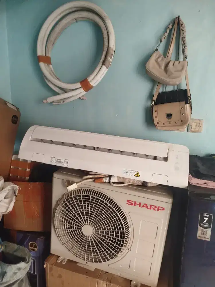 Dijual AC merk Sharp 1/2pk kondisi muluss pemakaian 1 th,