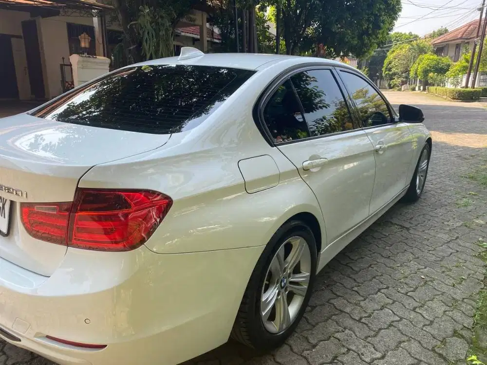 BMW SERI 3 WARNA PUTIH
