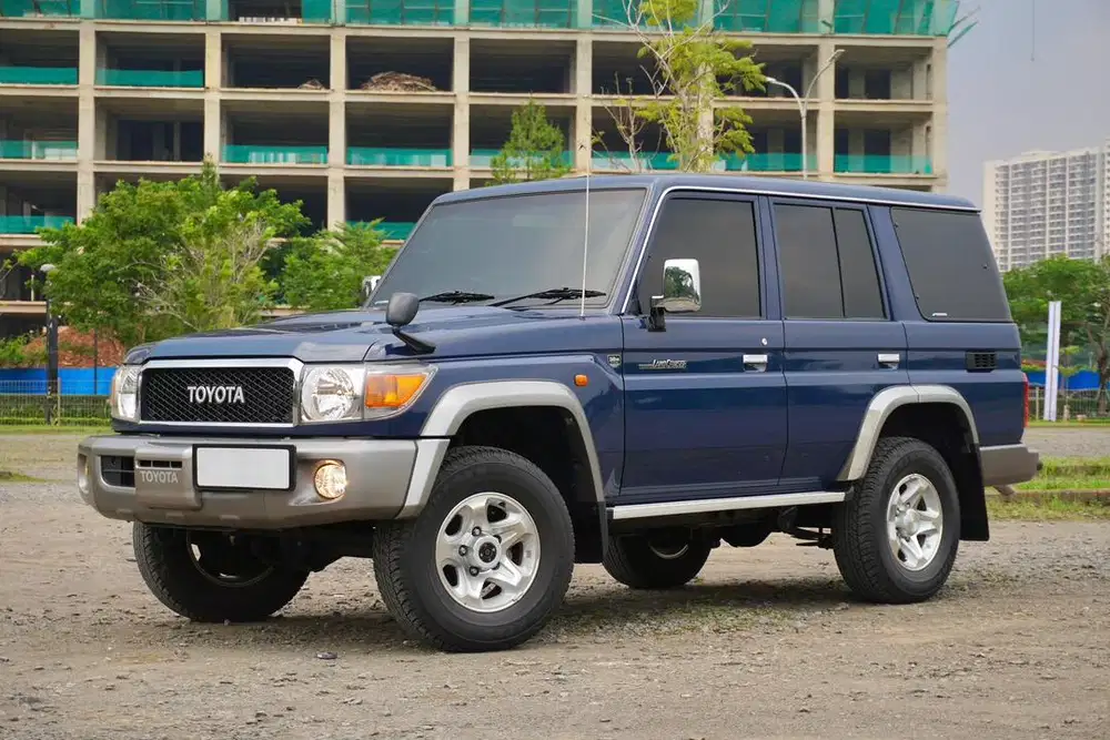Langka Toyota Land Cruiser 70 GRJ76 Special Edition 2015 Biru Koleksi