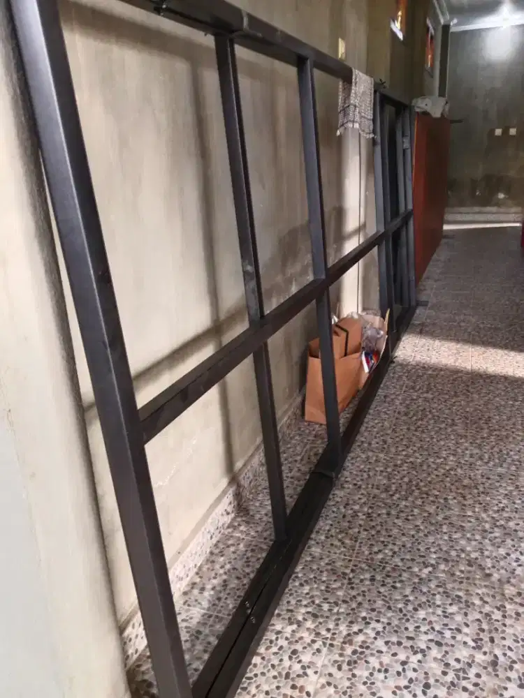 Meja lipat besi