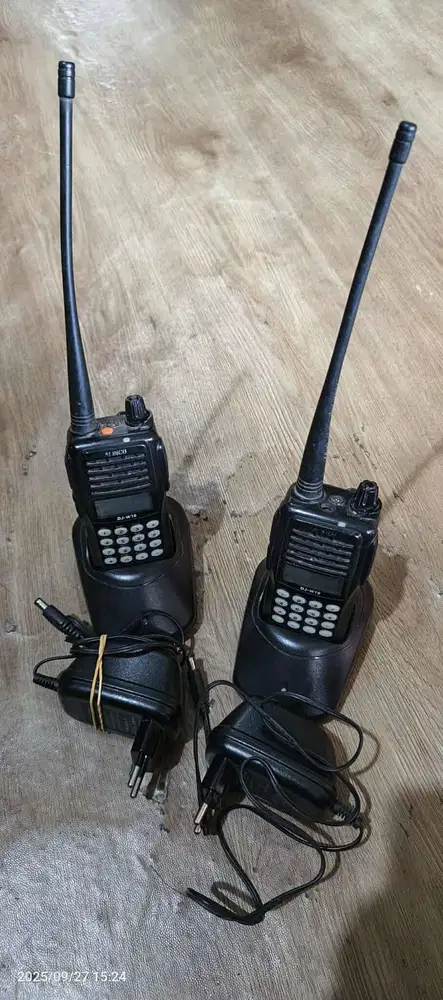 Di jual 2 unit HT alinco seri djw100. Kondisi normal