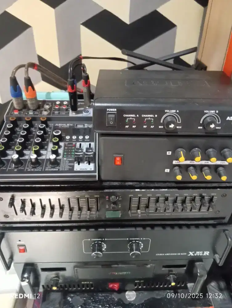 Power amplifier mixer Ashly mic werles Ashley equalizer