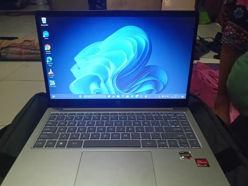 HP 14 EM0014AU: Silver (Backlite Keyboard)