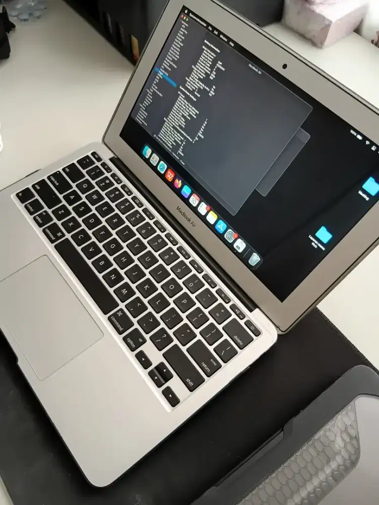 Jual macbook air 11 inch 2014 mulus