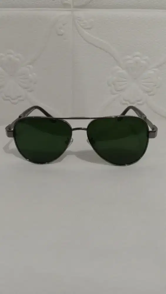 Preloved kacamata hitam Cartier.