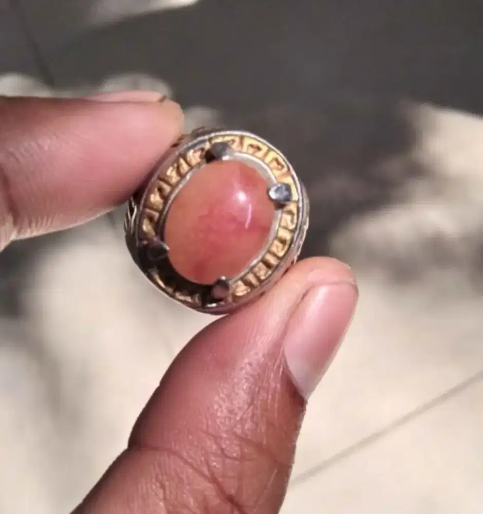 Cincin batu giok merah