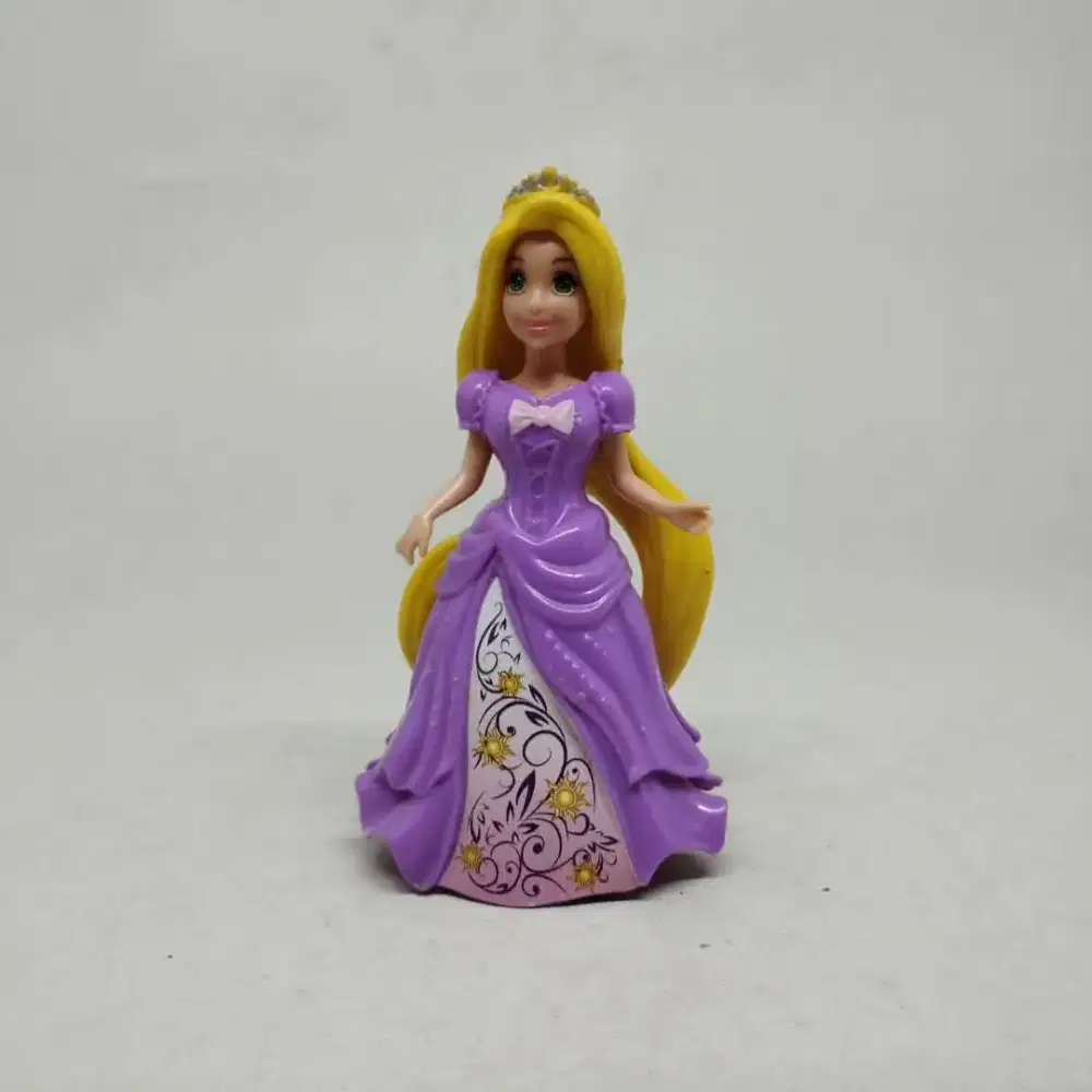 Mainan figure rapunzel ungu