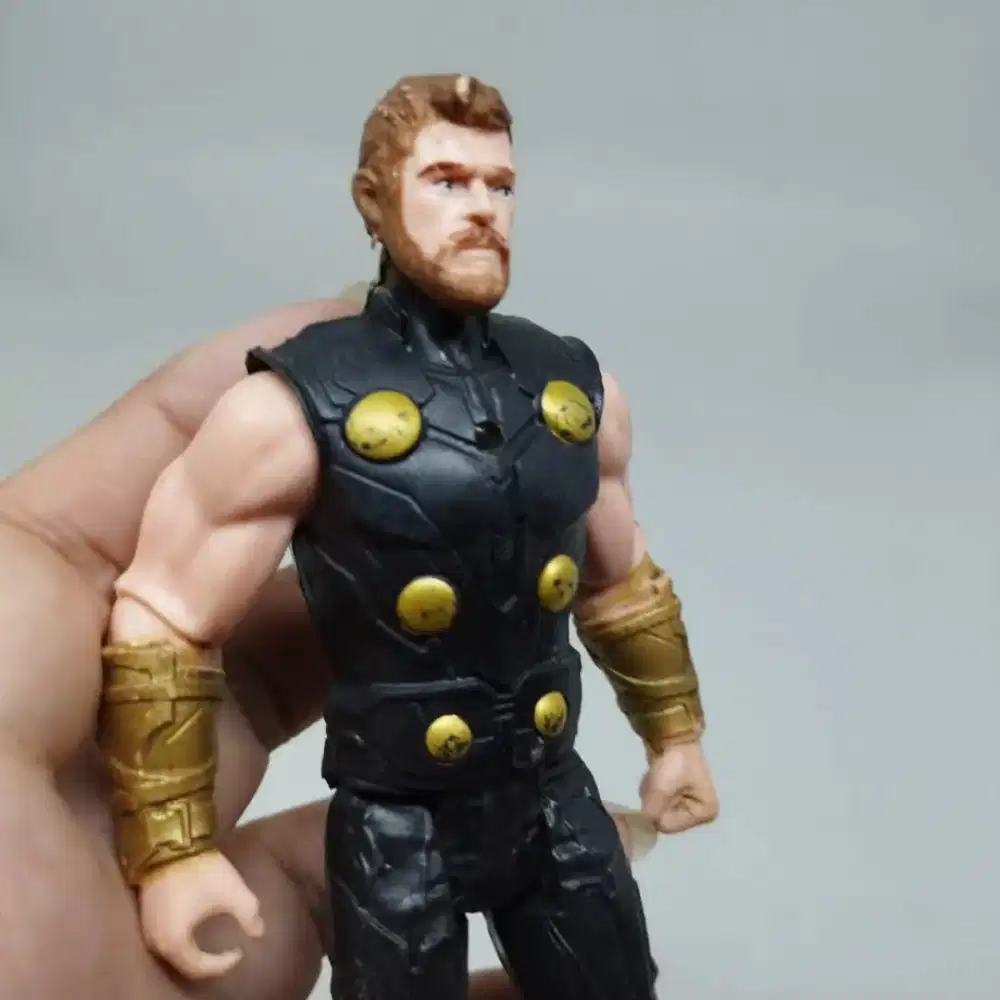 Figure thor baju hitam
