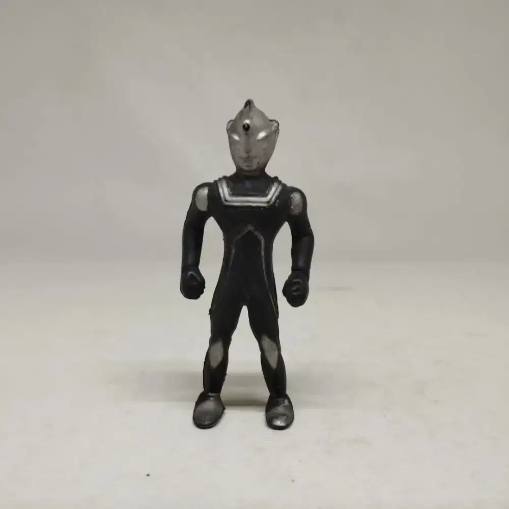 Mini figure.ultraman hitam