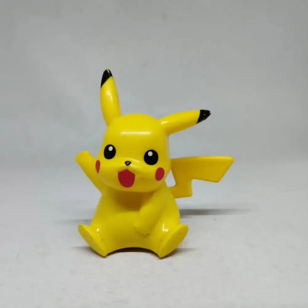 Figure pokemon pukachu duduk