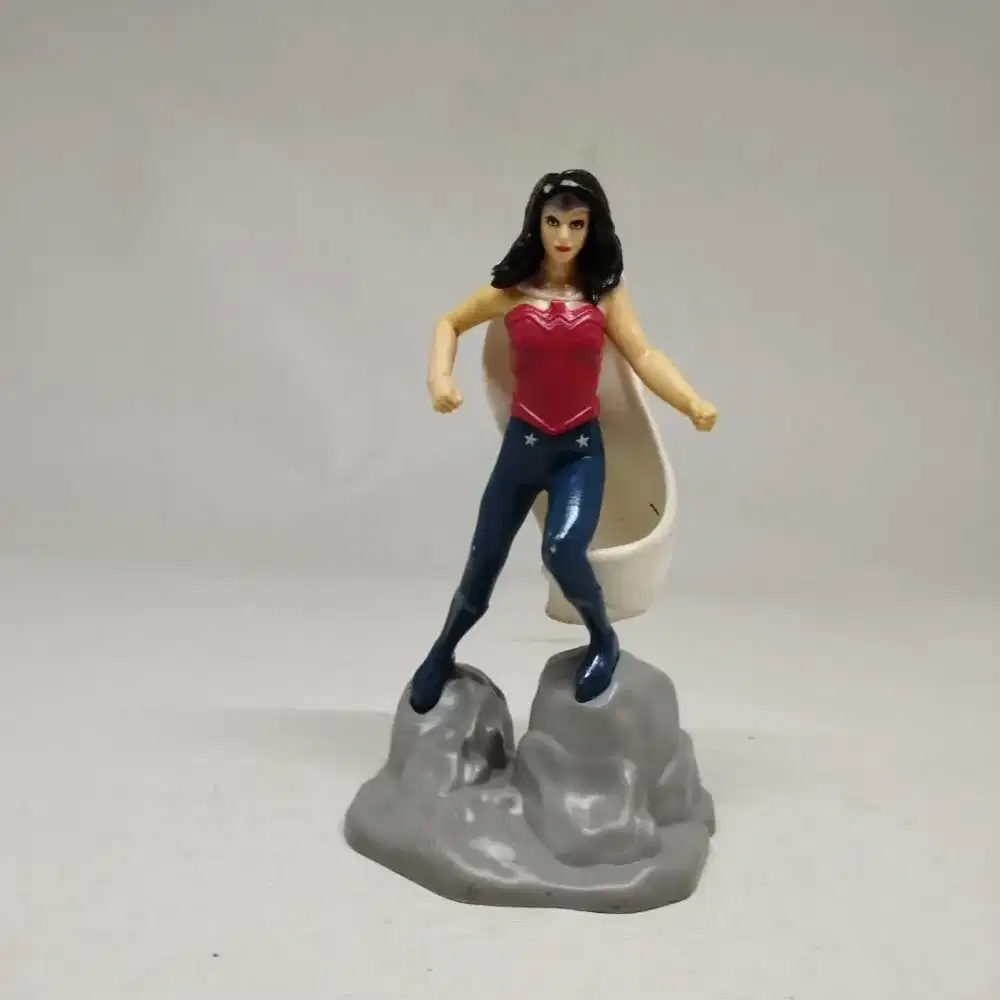 Mainan figure wonder woman pose