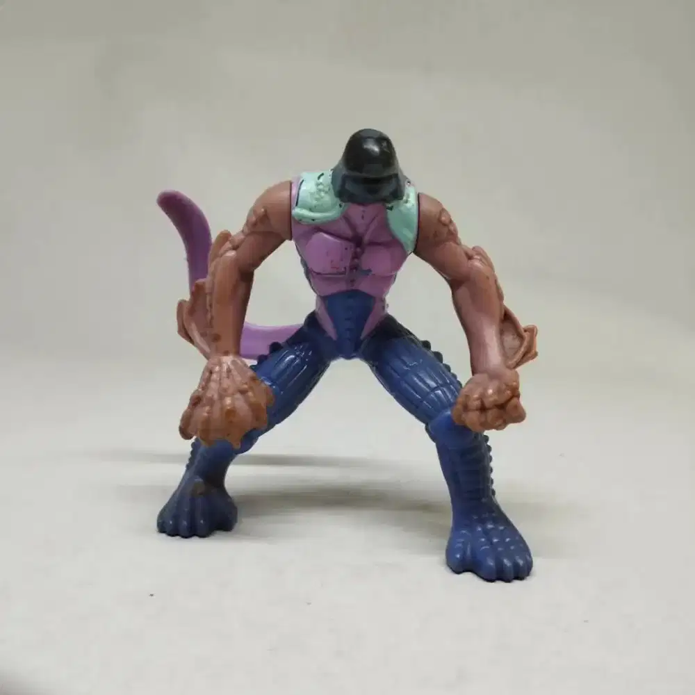 Mainan fugure monster ungu
