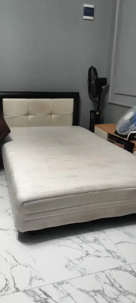 Tempat tidur layak pakai bersih