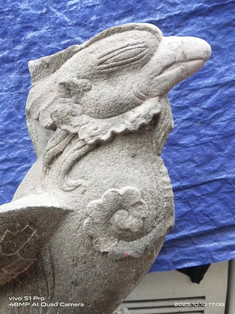 Patung burung dari batu alam