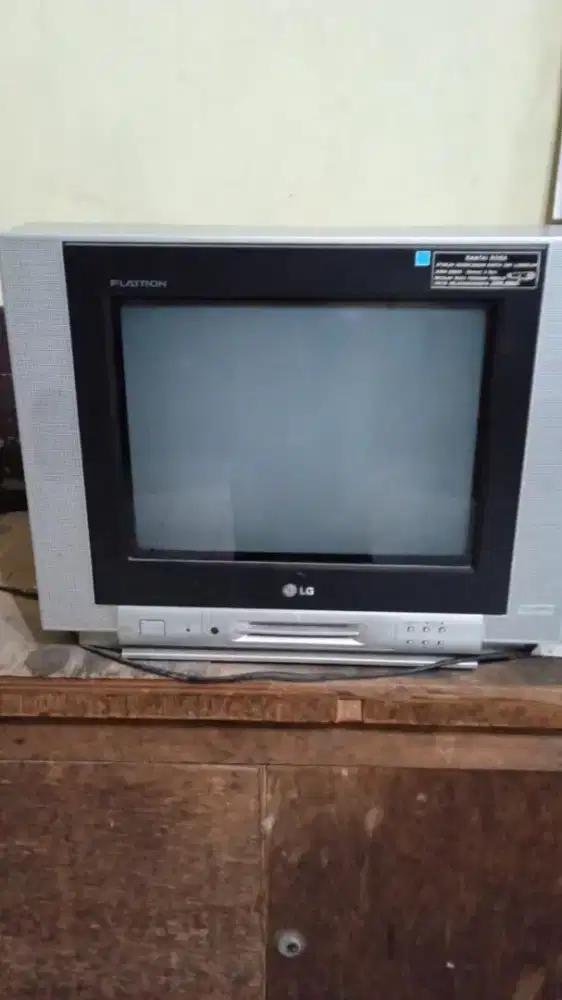 TV LG Flatron Tabung 21 Inch Nyala Normal