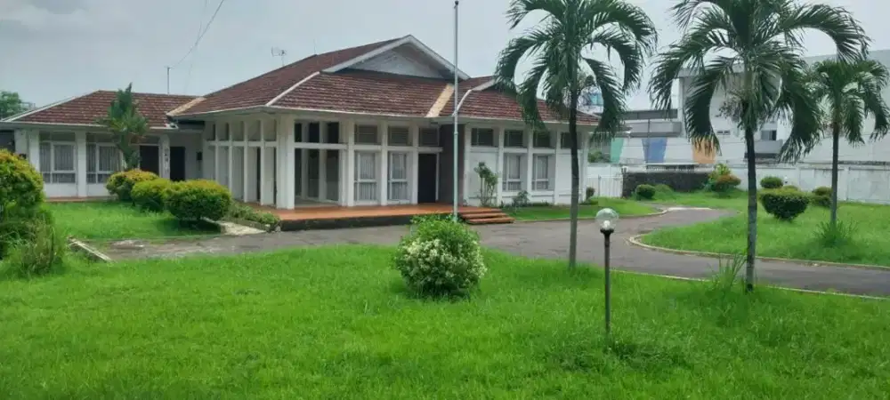 Dijual cepat Rumah halaman luas pinggir Jl Raya Setiabudi Srondol