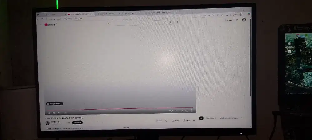 Monitor 27 inch tipis