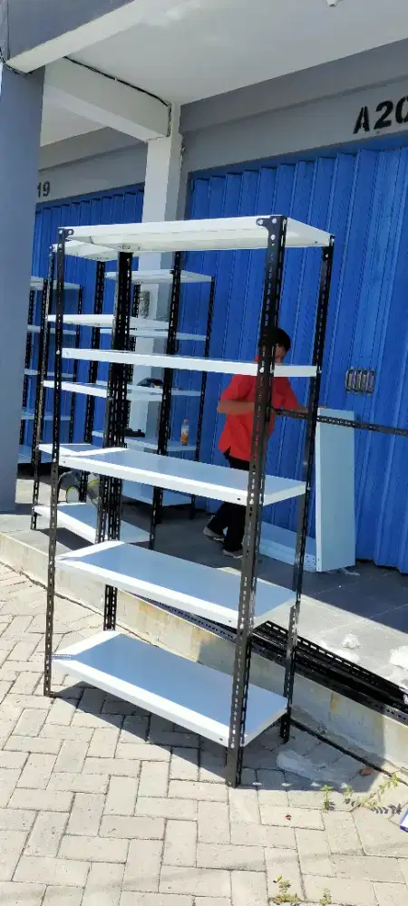 Rak besi siku lubang ramping