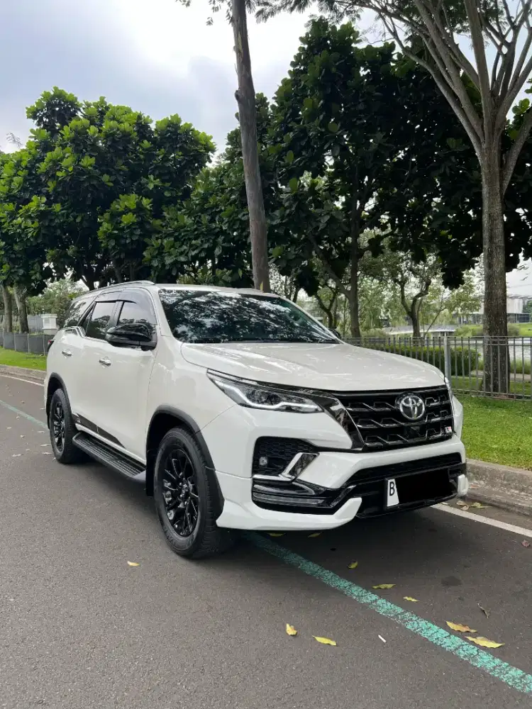 TOYOTA FORTUNER 2.8 VRZ GR SPORT 4X4 2022 

NIK 2022