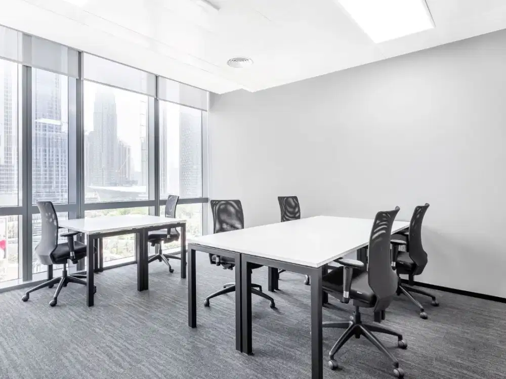 Ruang kantor pribadi berlayanan lengkap untuk Anda dan tim di Regus M Building