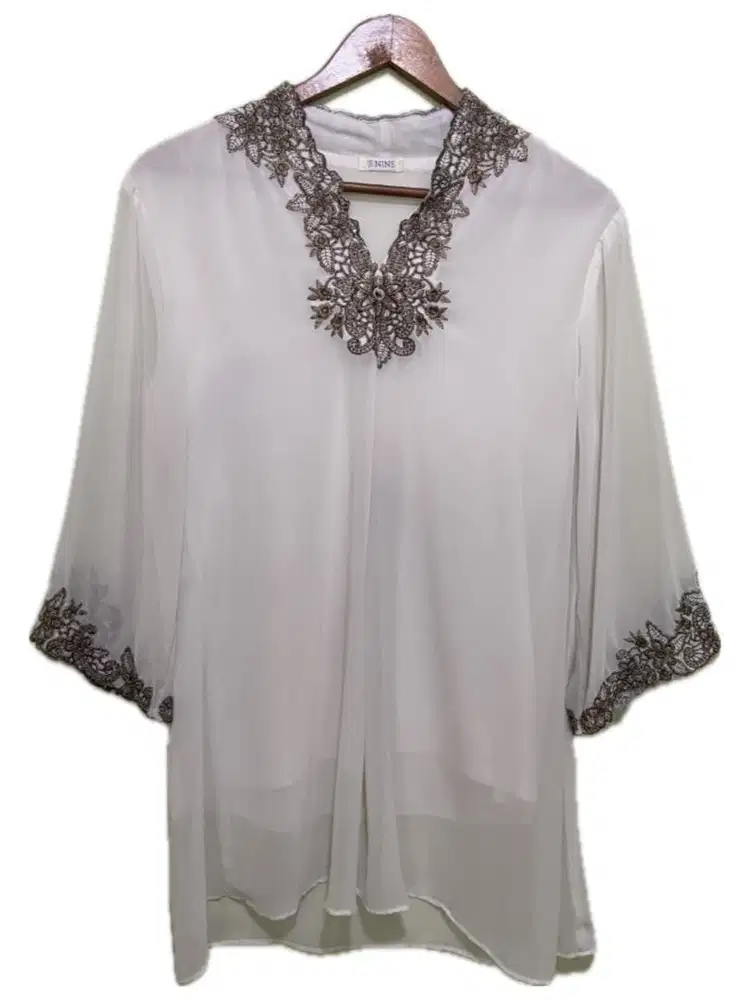 Kaftan Putih Cantik dengan Bordir Mewah