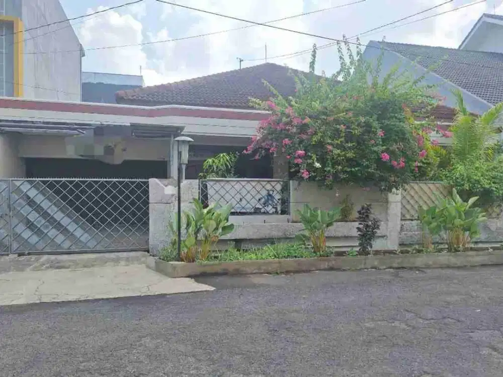 RUMAH / KANTOR SIAP HUNI DI JL MAWAR BRUMBUNGAN SEMARANG TENGAH
