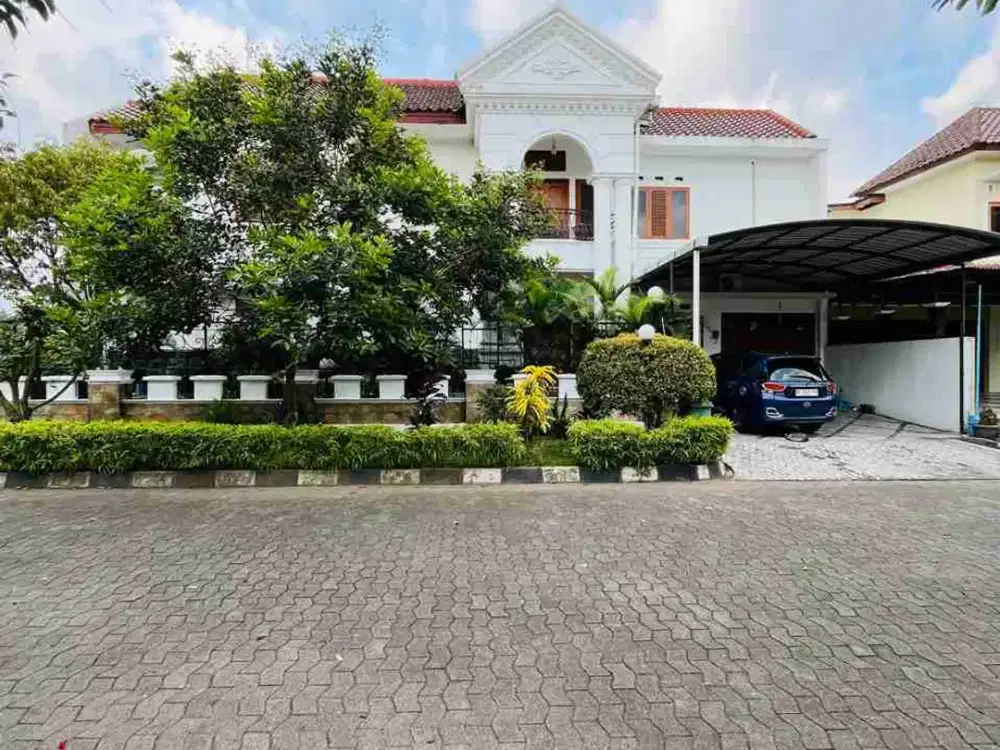 RUMAH MEWAH FULL FURNISHED DENGAN KOLAM PRIBADI DALAM PERUMAHAN ELITE