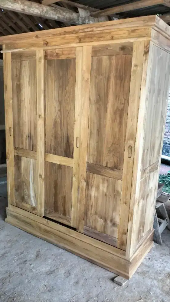 Lemari tiga pintu sliding