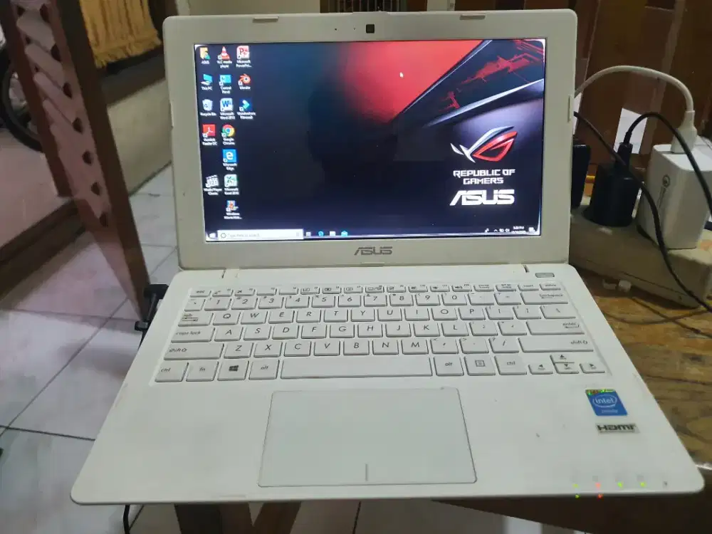 Laptop Netbook Asus X200MA Kecil Ngebut Minus. Nego Bensin