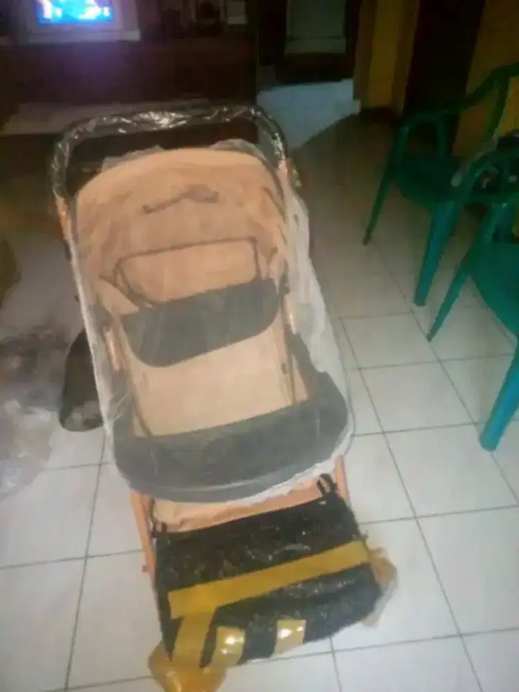 Stroller baby , meja makan dan lampu kamar