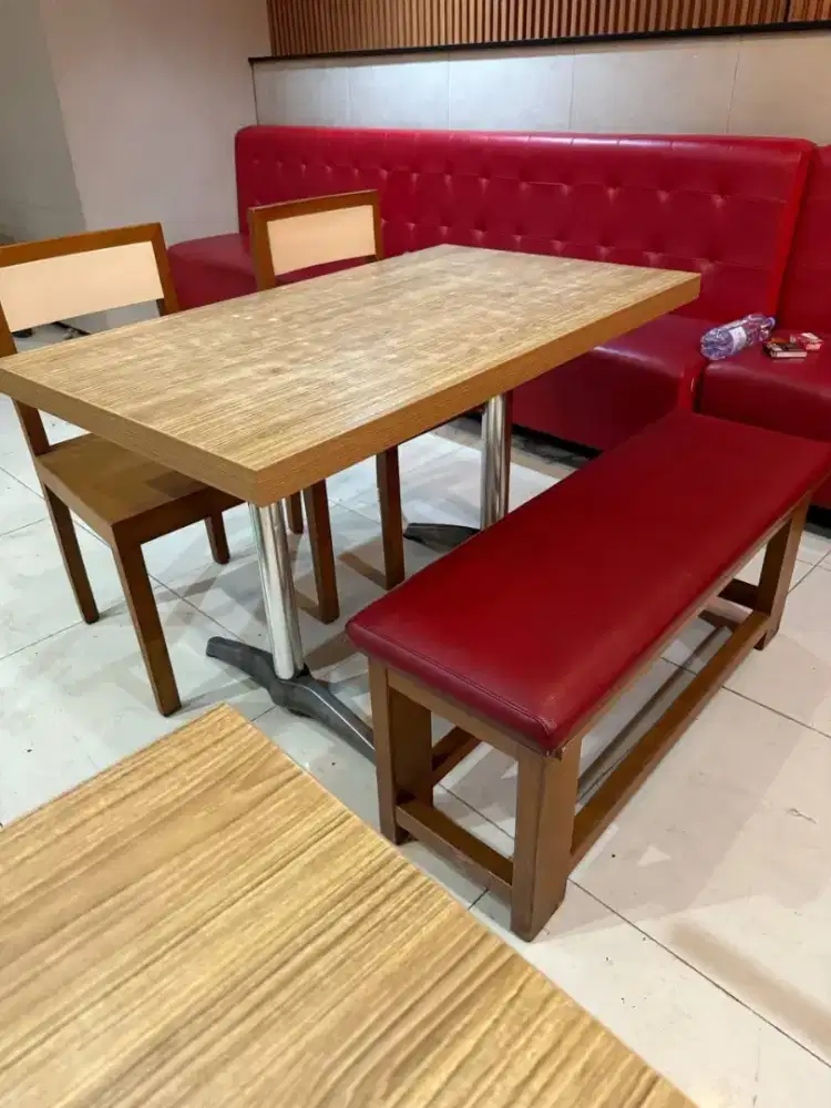 Meja kursi makan
Uk meja 120x70x75
Bahan tripleks hpl, 
Ada 11 set