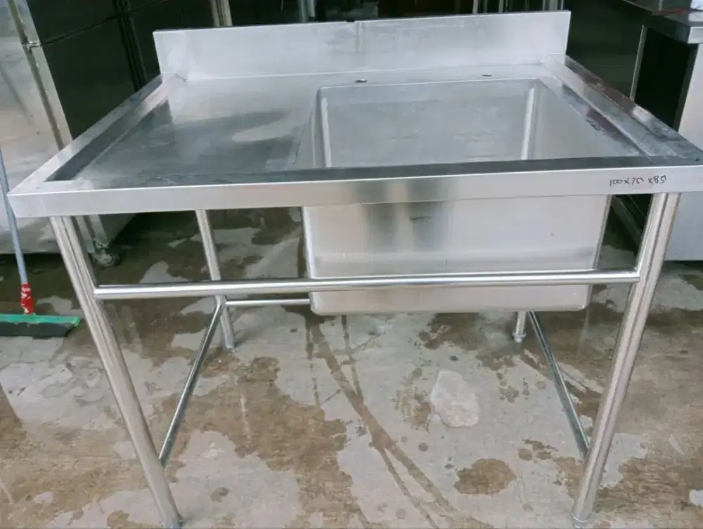Sink sayap kiri
Ukuran P 100 L 75 T 85
Lubang P 50 L 50 T 30