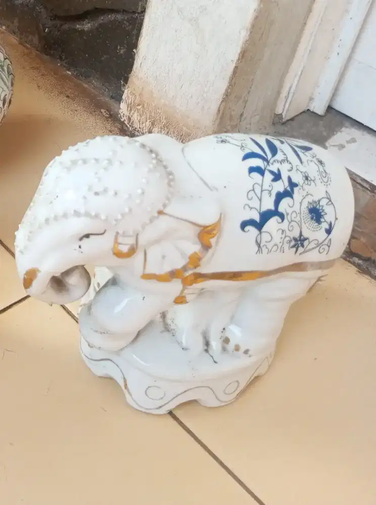 Patung gajah keramik