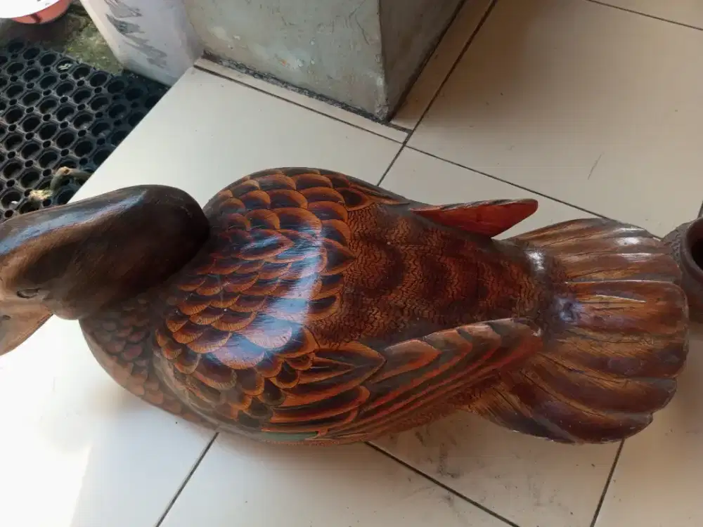 Patung bebek kayu