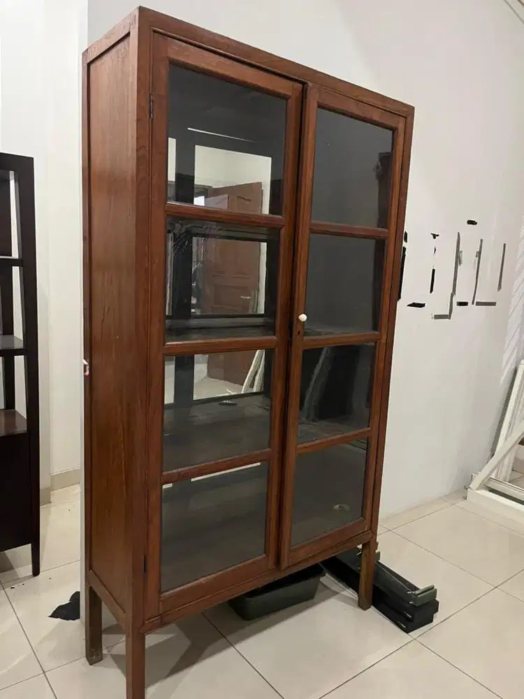Lemari kaca tinggi