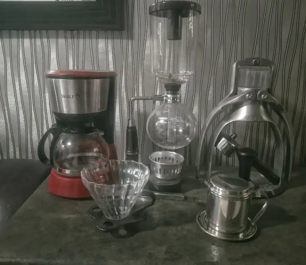 Satu set peralatan kopi