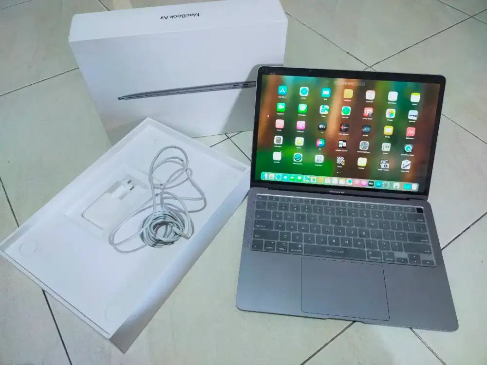 Dijual macbook Air 2020 retina Intel I5 Quad-Core Ram 8GB SSD 512 LGKP