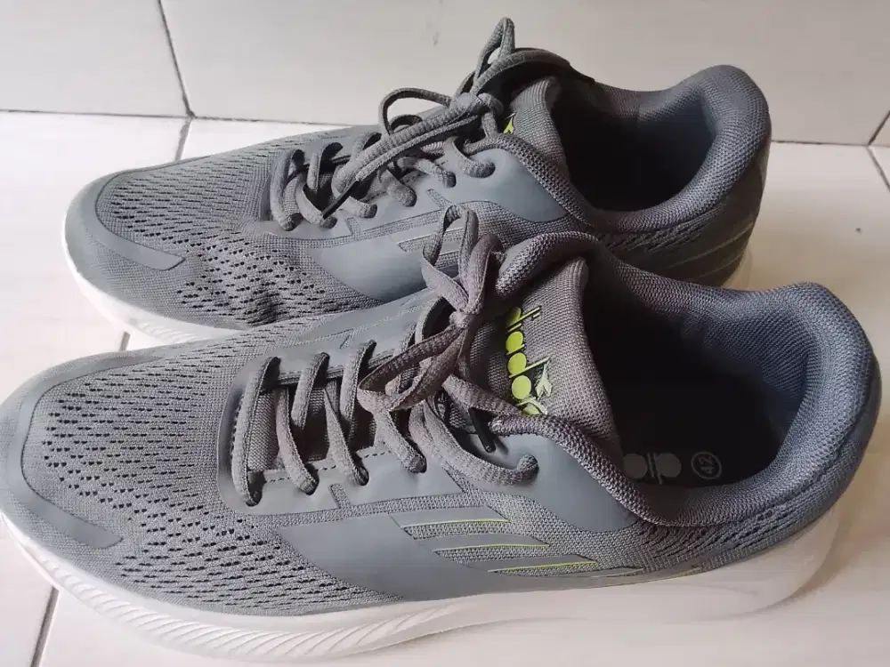 SEPATU SNEAKER PRIA (UK 42)