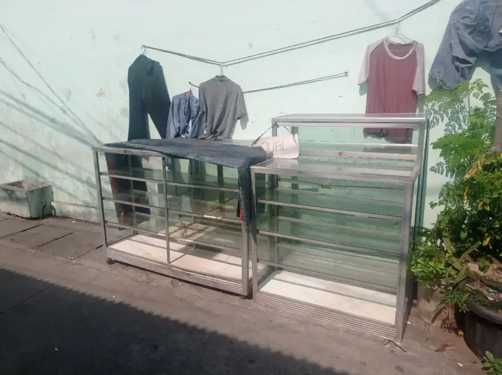 Etalase kaca usaha
