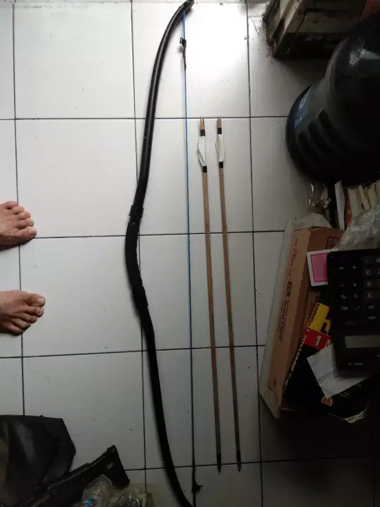 Busur panah beserta anak panahnya