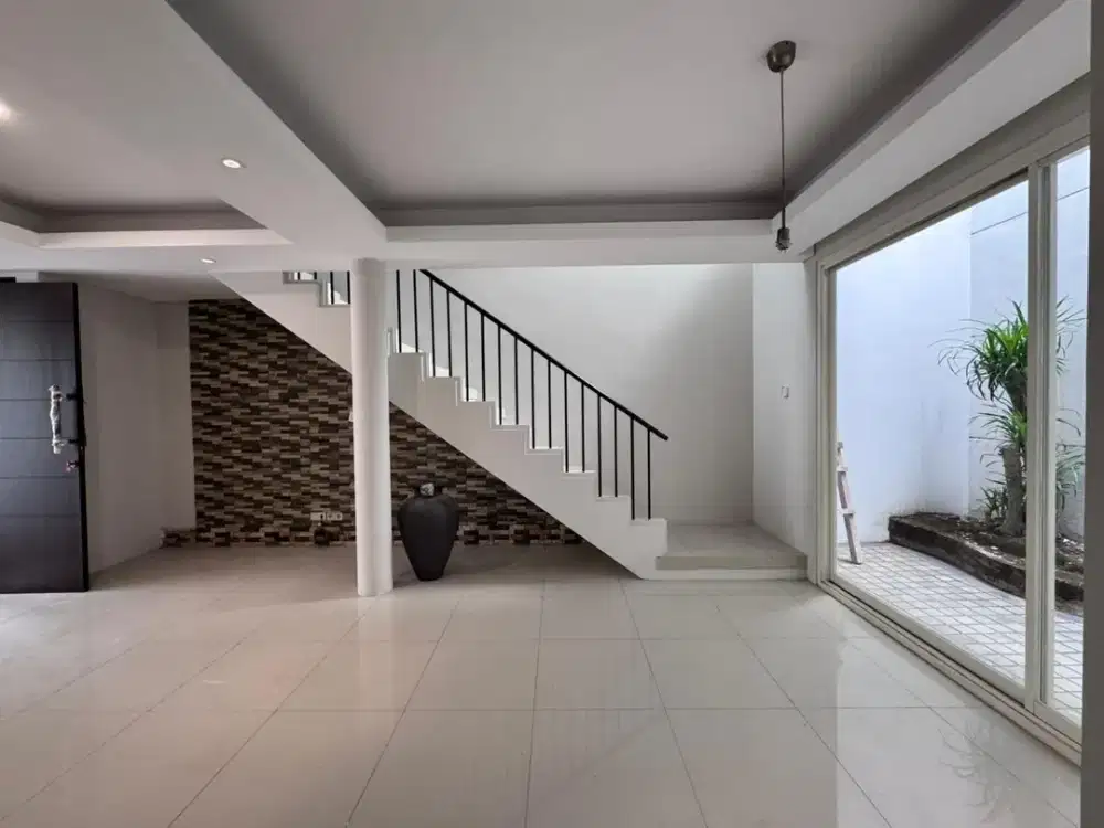 Dijual Rumah Baru Di Perumahan Dian Istana Wiyung Surabaya Barat